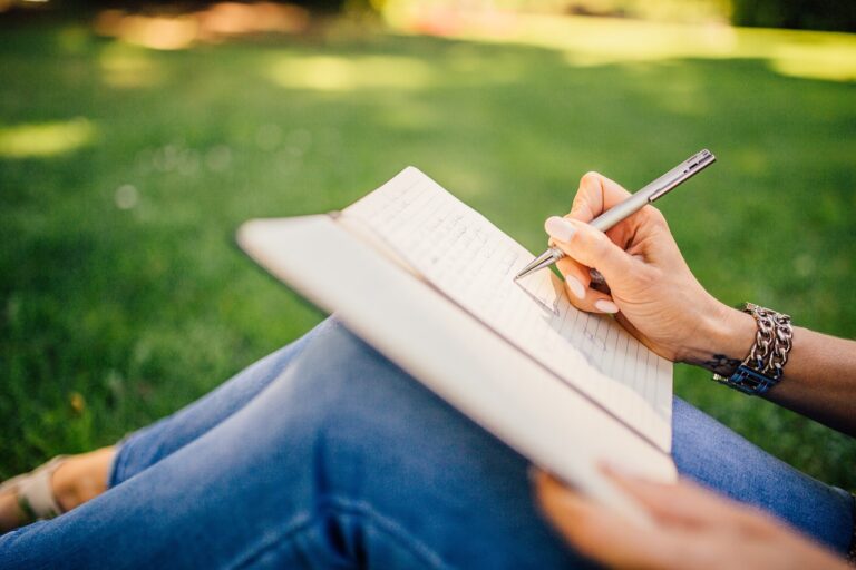 Professional Thesis Writers: How Expert Guidance Can Improve Your Academic Success